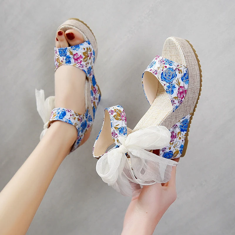 Damen Wedge-Sandaletten mit floralem Design und dekorativem Schleifendetail