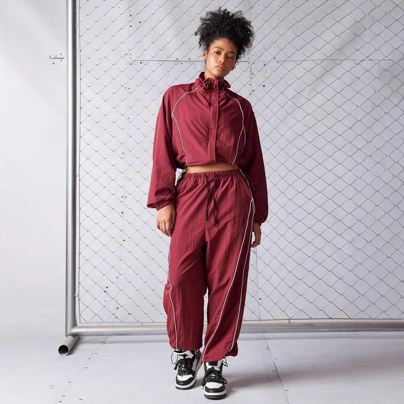 Damen modische Windbreaker-Jacke im lässigen Schnitt mit elastischen Details und hohem Kragen