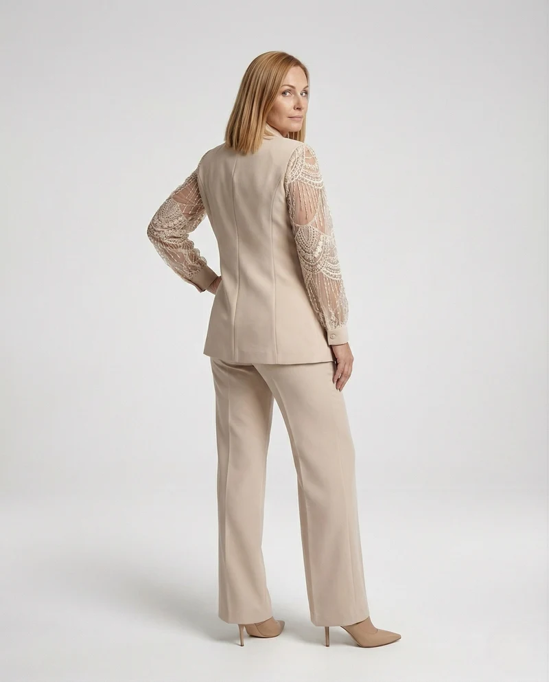 Damen Eleganter Hosenanzug mit Schalkragen und Spitzenärmeln