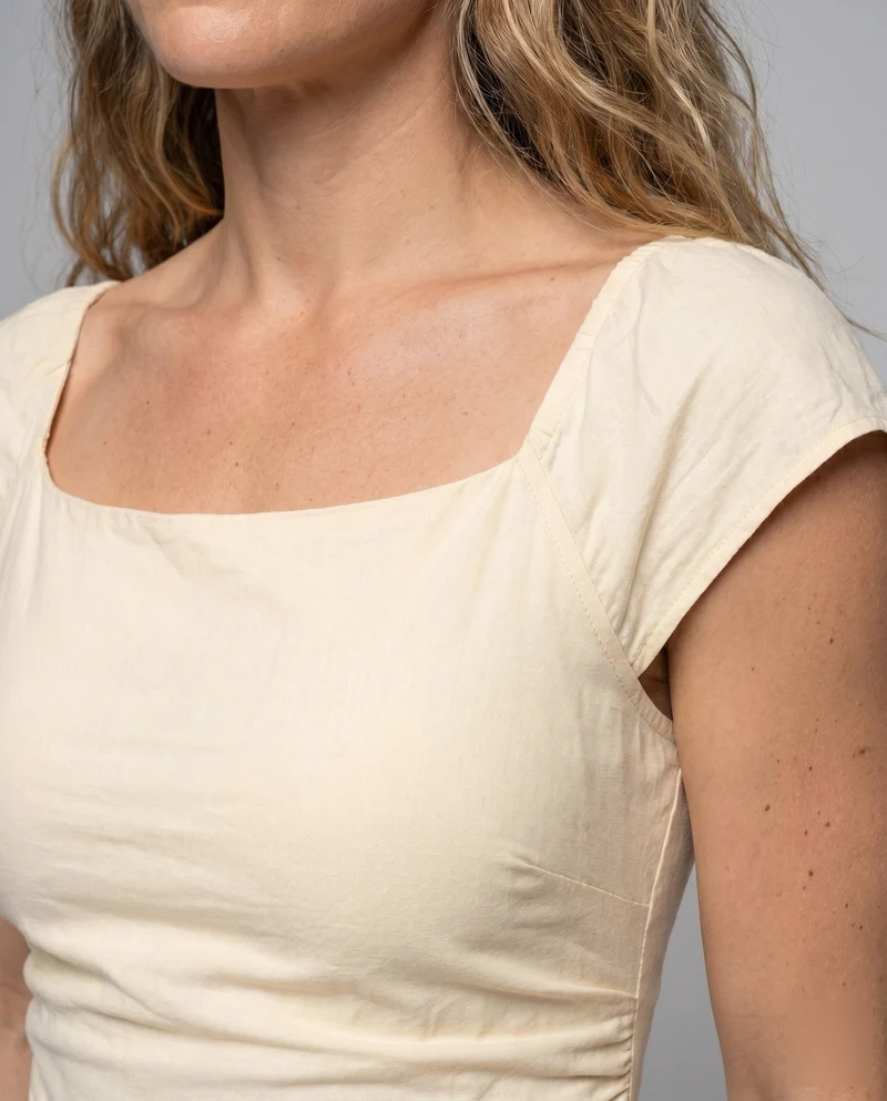 Damen Kleid mit eleganten Rüschen und figurbetontem Schnitt