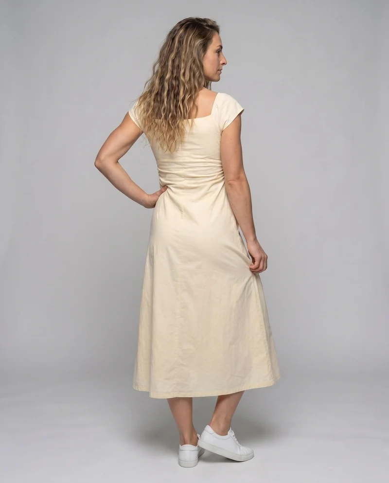 Damen Kleid mit eleganten Rüschen und figurbetontem Schnitt