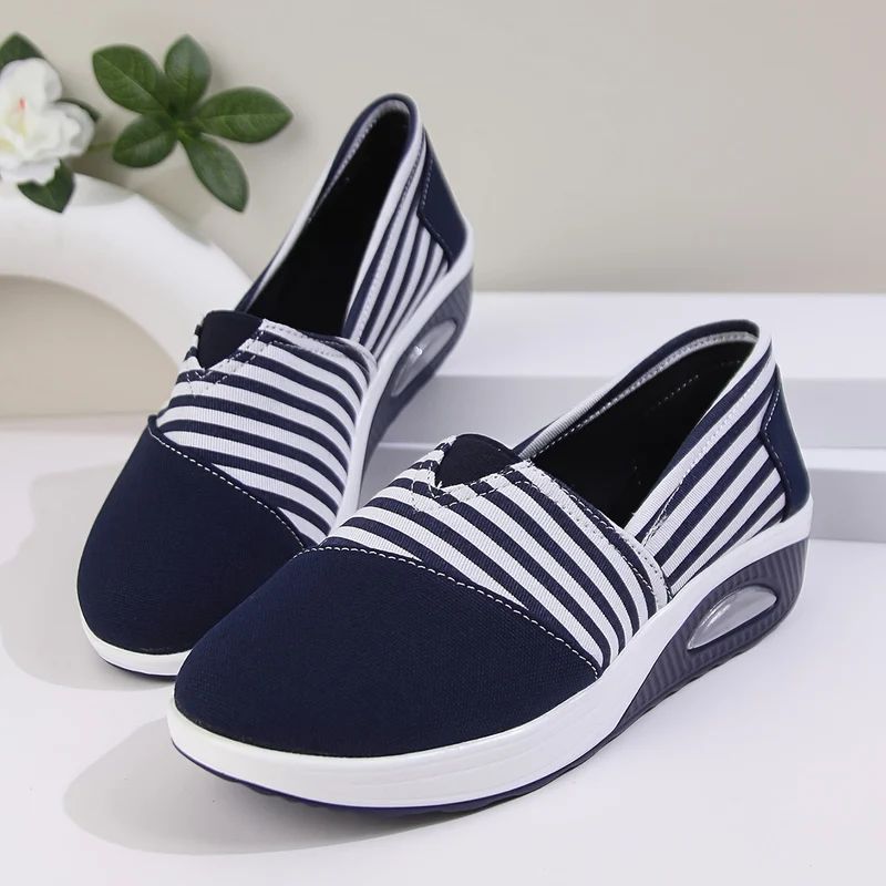 Gestreifte orthopädische Schuhe