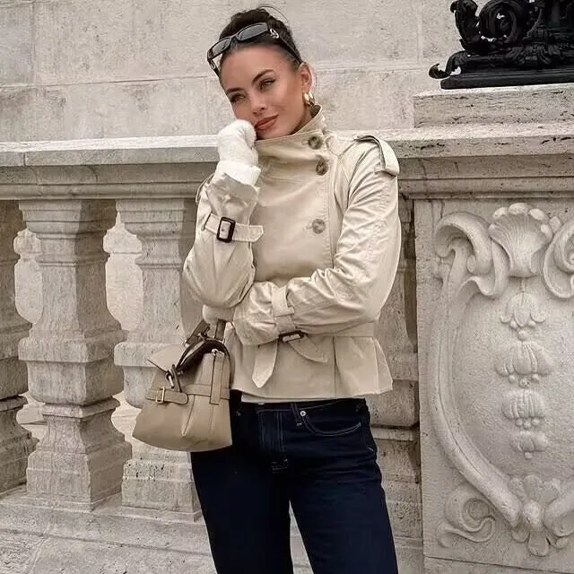 Damen modische Trenchjacke mit einzigartigen Knopfdetails und modernem Gürtel