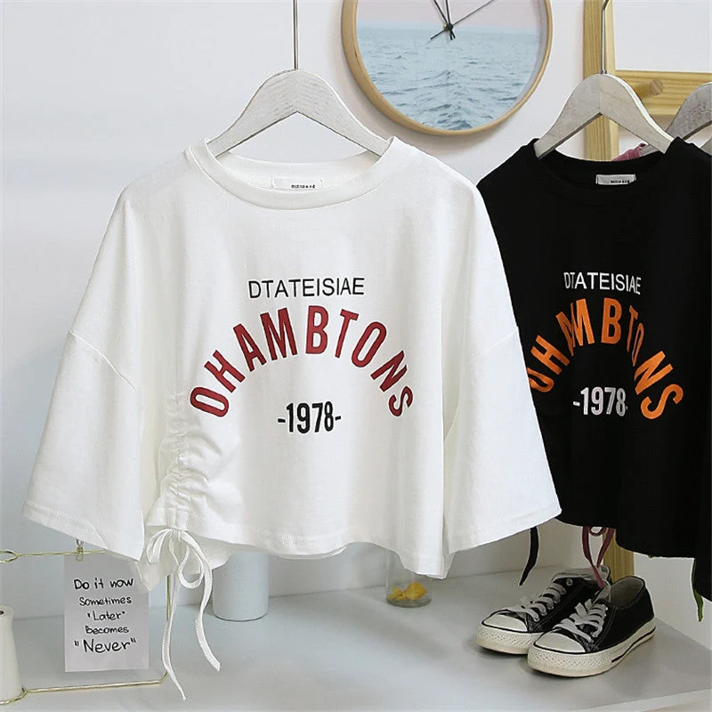 Damen cropped T-Shirt mit lässigem Kordelzug und kreativem Schriftzug