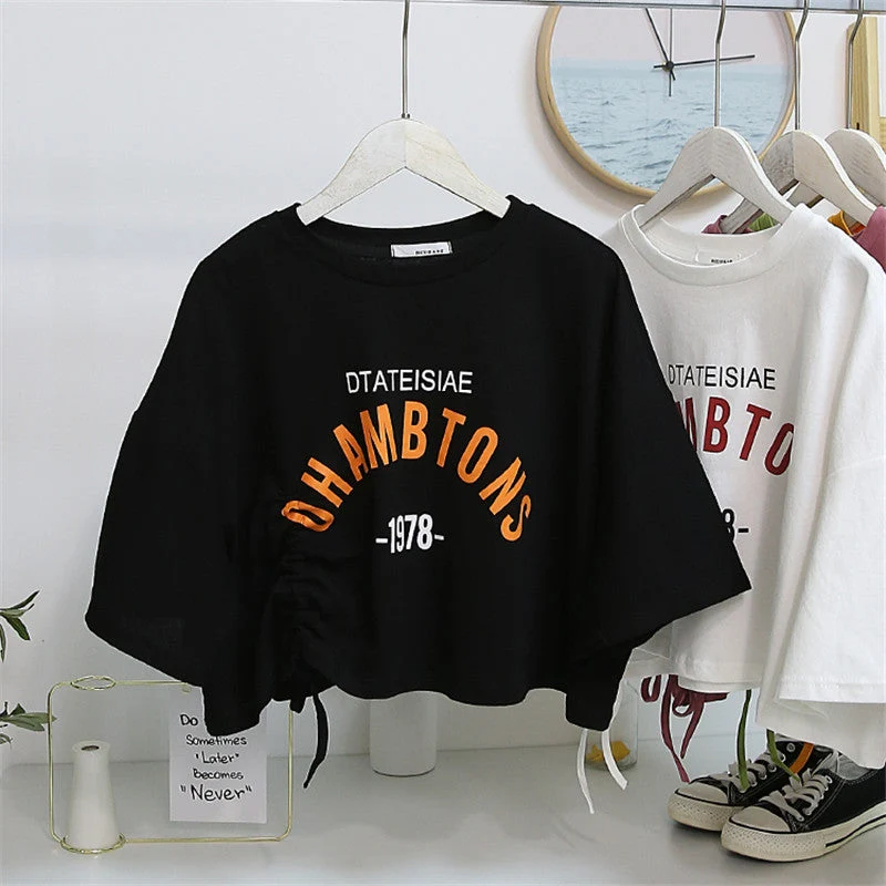 Damen cropped T-Shirt mit lässigem Kordelzug und kreativem Schriftzug