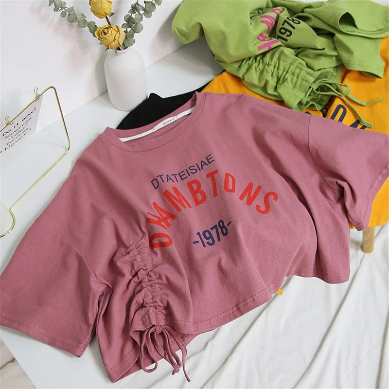 Damen cropped T-Shirt mit lässigem Kordelzug und kreativem Schriftzug