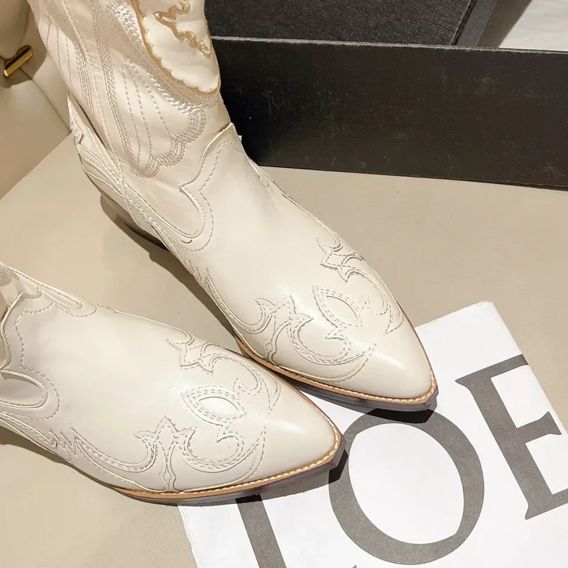 Bestickte Cowboy-Stiefel