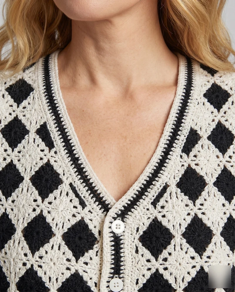Damen Cropped Häkeloberteil mit buntem Quadratmuster und Knopfleiste