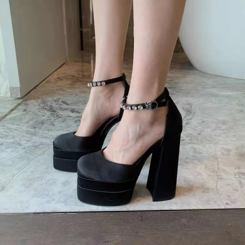 Damen nan Plateau-Sandalette mit skulpturellem Blockabsatz, quadratischer Zehenpartie und kristallbesetztem Knöchelriemen