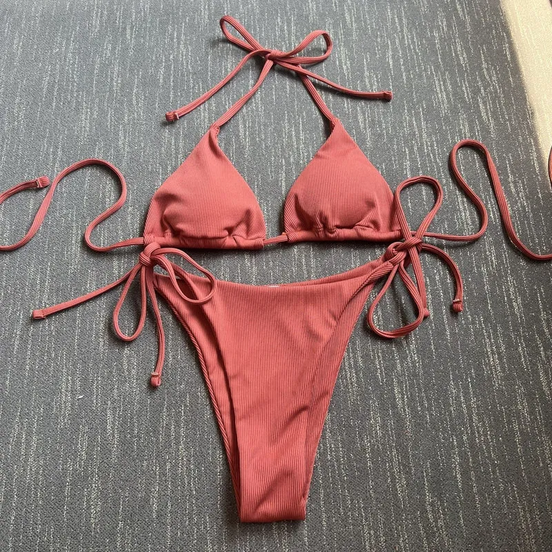 Damen Triangel-Bikini mit verstellbaren Bändern und raffinierten Schnürdetails