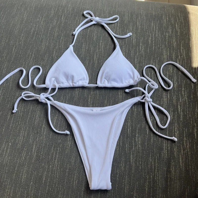 Damen Triangel-Bikini mit verstellbaren Bändern und raffinierten Schnürdetails