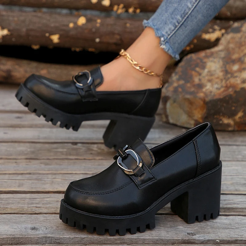 Damen Blockabsatz-Schuhe mit markanter Sohle und modischen Schnallen