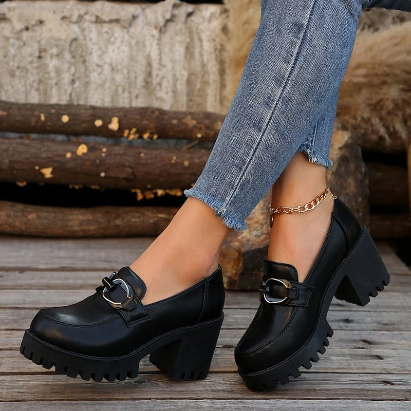 Damen Blockabsatz-Schuhe mit markanter Sohle und modischen Schnallen
