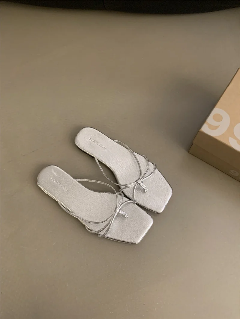 Damen Stylische Riemchen-Sandalen mit quadratischer Zehenpartie und feinem Bindedesign