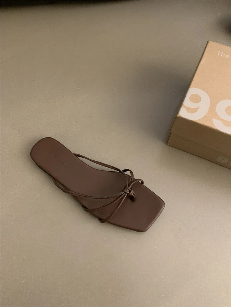 Damen Stylische Riemchen-Sandalen mit quadratischer Zehenpartie und feinem Bindedesign