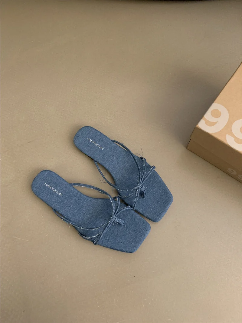 Damen Stylische Riemchen-Sandalen mit quadratischer Zehenpartie und feinem Bindedesign