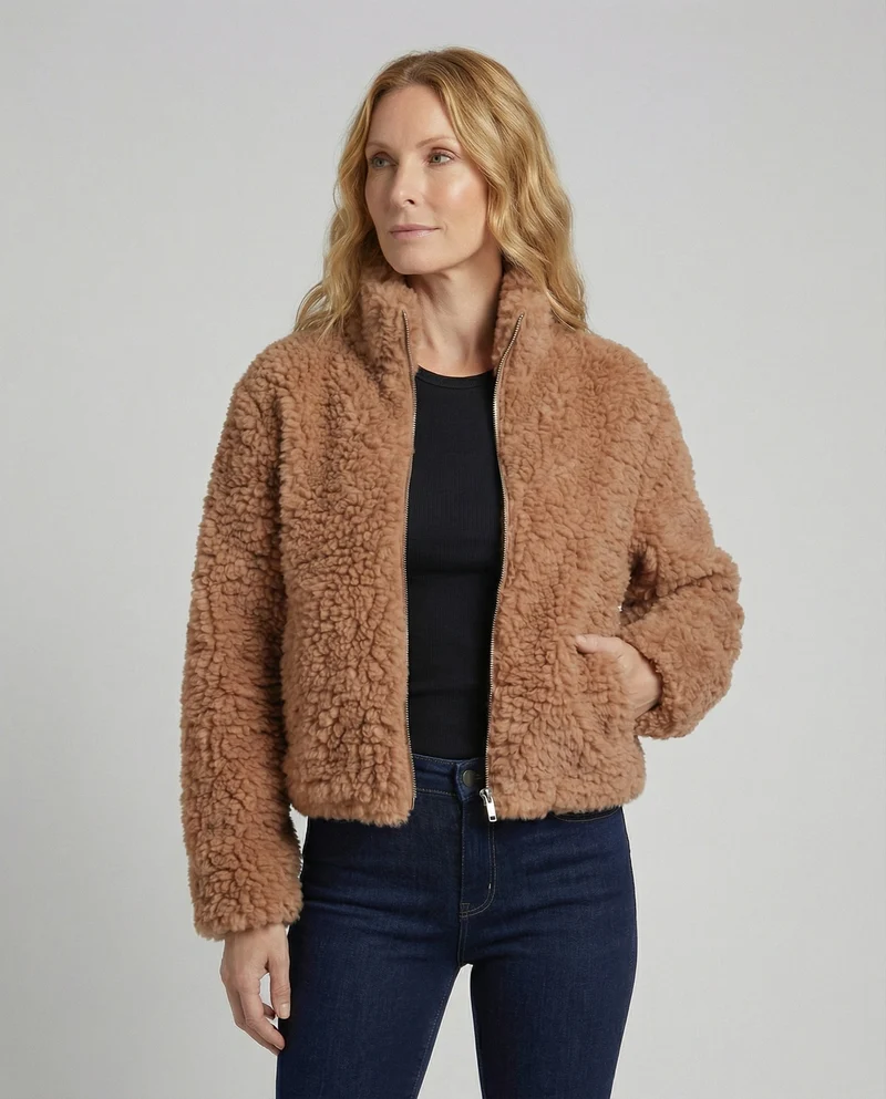 Kuschelige Teddyjacke in Zimtbraun mit Zipper & Cropped Schnitt