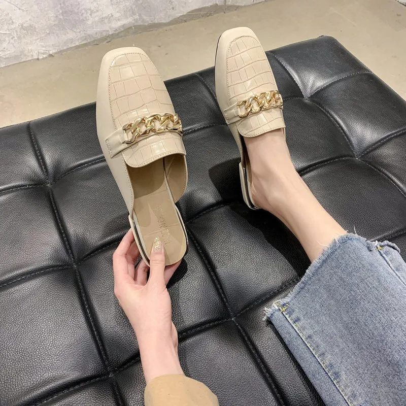Damen Mules mit hochwertiger Kroko-Prägung und modischer Kettenapplikation
