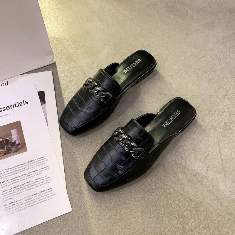 Damen Mules mit hochwertiger Kroko-Prägung und modischer Kettenapplikation