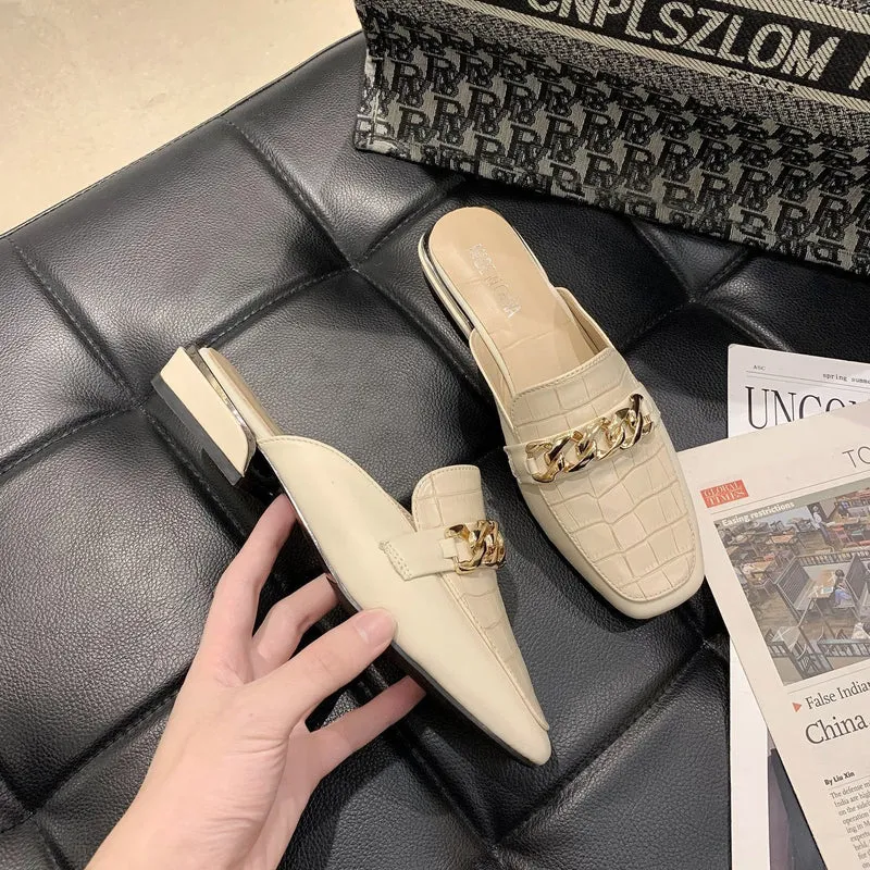 Damen Mules mit hochwertiger Kroko-Prägung und modischer Kettenapplikation