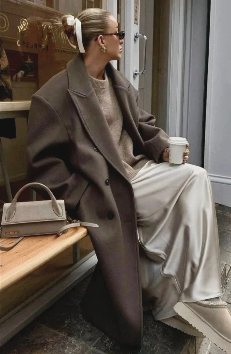 Damenjacke - Langer Trenchcoat mit Reverskragen