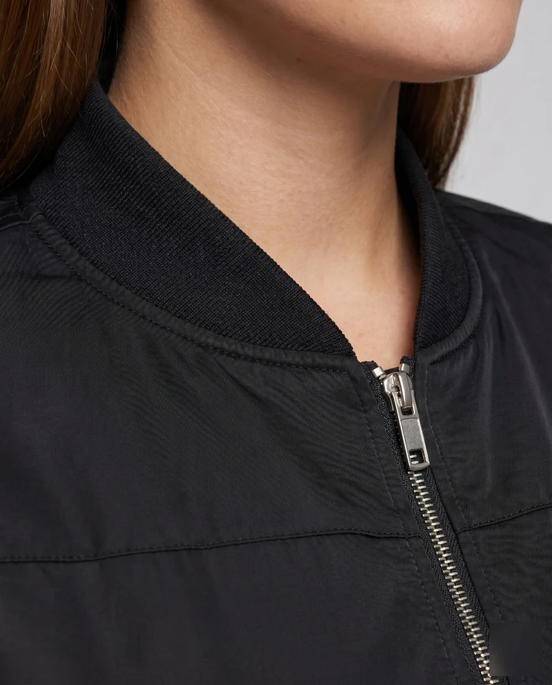 Damen kurz geschnittene Bomberjacke mit voluminösen Ärmeln und modernen Details