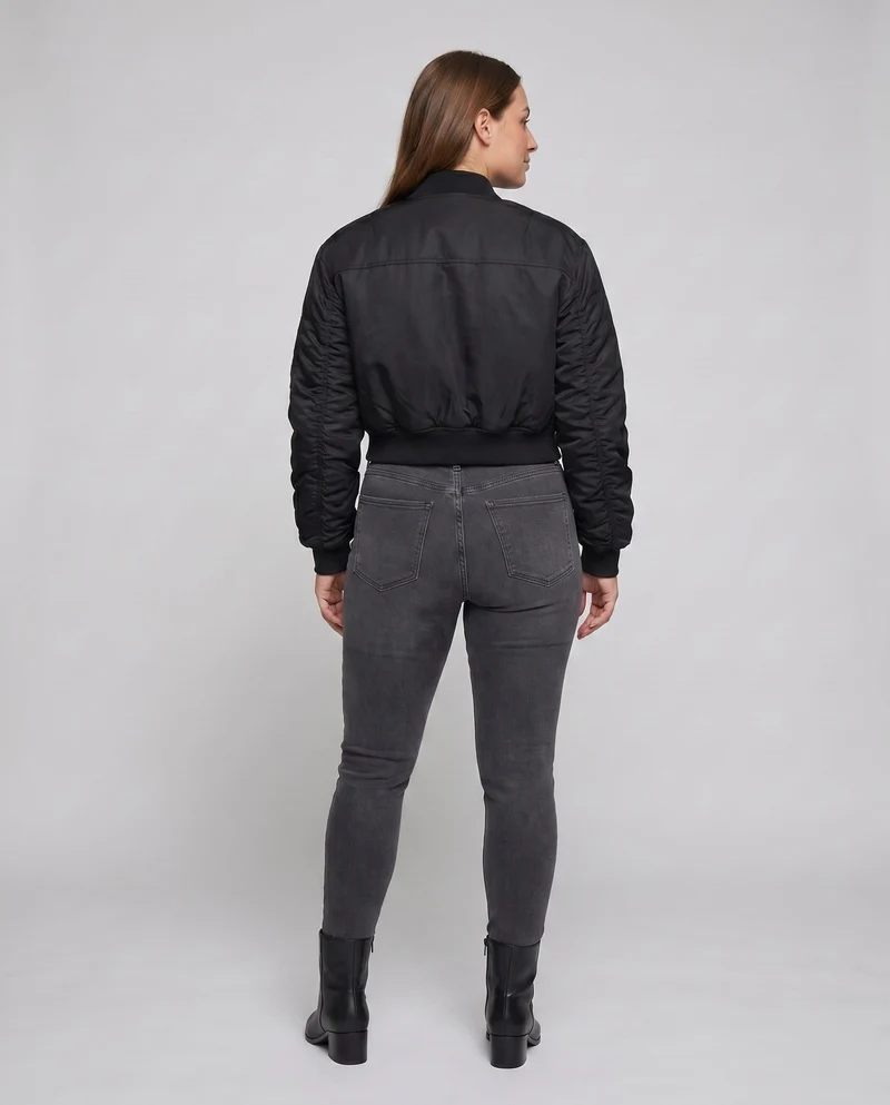 Damen kurz geschnittene Bomberjacke mit voluminösen Ärmeln und modernen Details