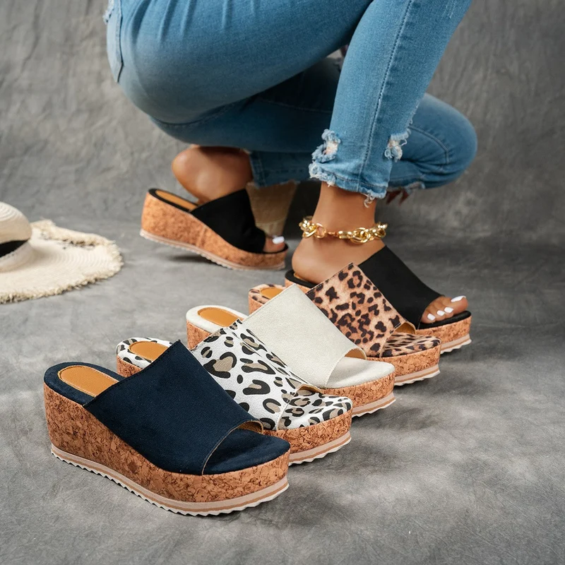 Damen Wedge-Pantoletten mit wildem Leopardenmuster und komfortabler Korksohle