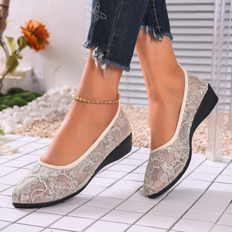 Damen Ballerinas mit filigranem Spitzenbesatz und rutschfester Sohle