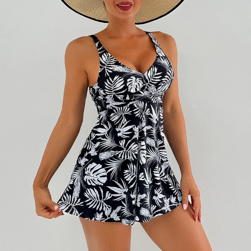 Damen Sportlicher Badeanzug mit fließendem Rock und floralen Akzenten