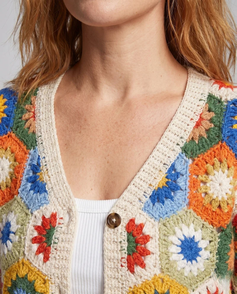 Damen gehäkelte Bluse mit buntem Blumenmuster und Knopfdetails
