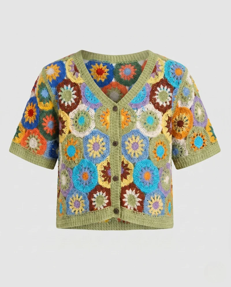 Damen gehäkelte Bluse mit buntem Blumenmuster und Knopfdetails