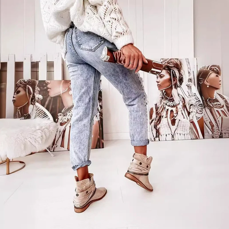 Damen Destroyed Jeans im lässigen Boyfriend-Schnitt mit hohem Bund und Details