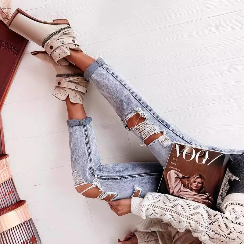 Damen Destroyed Jeans im lässigen Boyfriend-Schnitt mit hohem Bund und Details