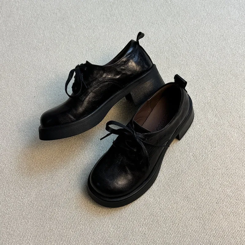 Damen Klassische Schnürschuhe mit robustem Plateau und eleganter Lederoberfläche