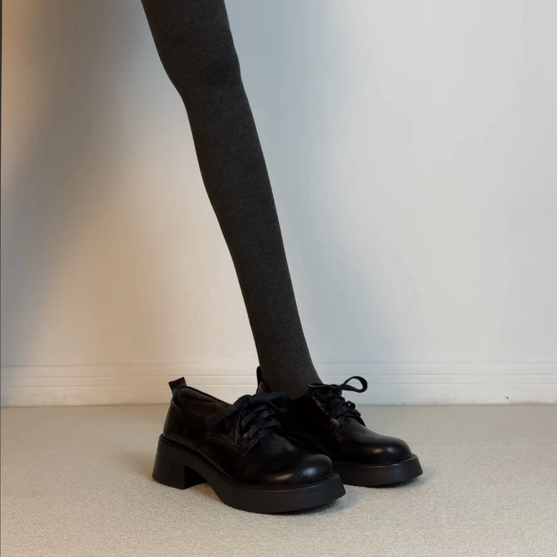 Damen Klassische Schnürschuhe mit robustem Plateau und eleganter Lederoberfläche