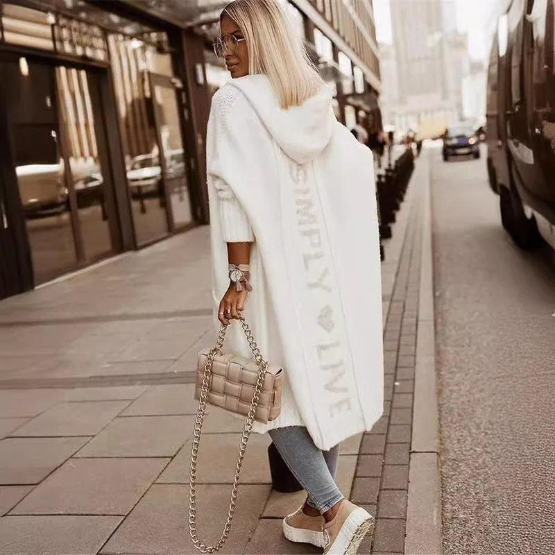 Damen Oversized Strickmantel mit Hoodie und auffälligem Schriftzug