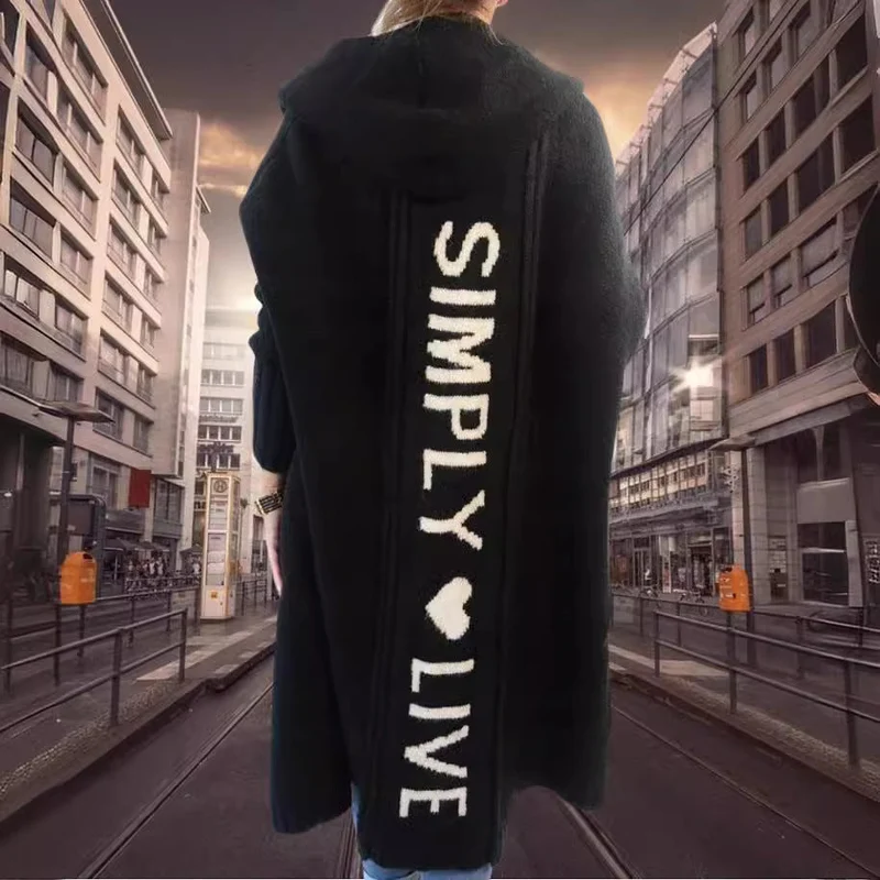 Damen Oversized Strickmantel mit Hoodie und auffälligem Schriftzug