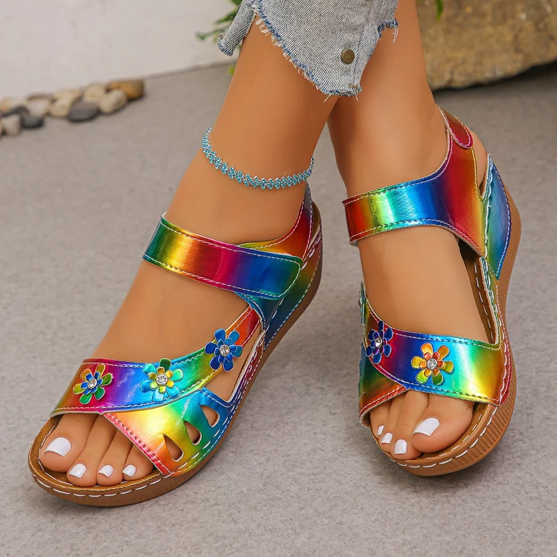 Damen Bunte Sandalen mit floralem Design und verstellbaren Riemen