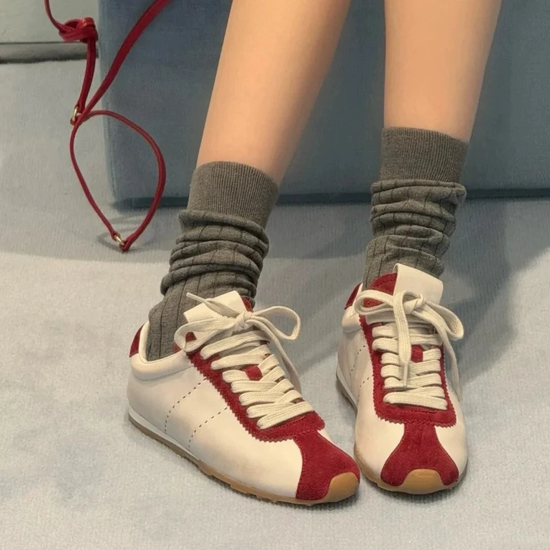 Damen Sneakers im eleganten Retro-Design mit atmungsaktiver Oberflächenstruktur
