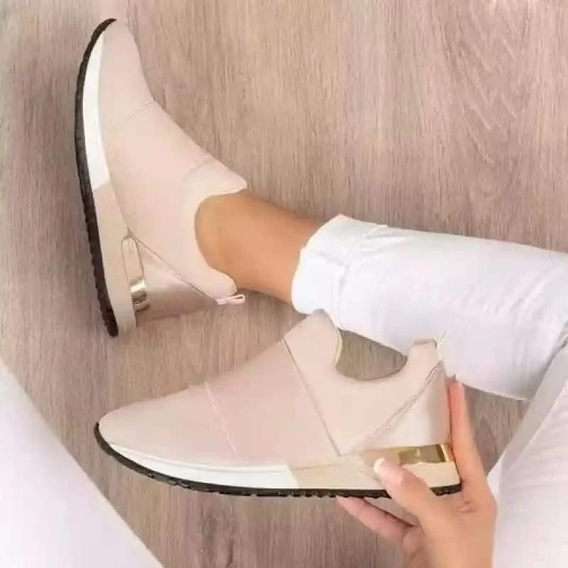 Damen Slip-On Sneakers mit atmungsaktiver Textilkonstruktion und modischem Metallic-Detail