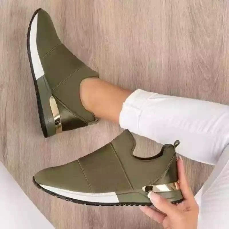 Damen Slip-On Sneakers mit atmungsaktiver Textilkonstruktion und modischem Metallic-Detail