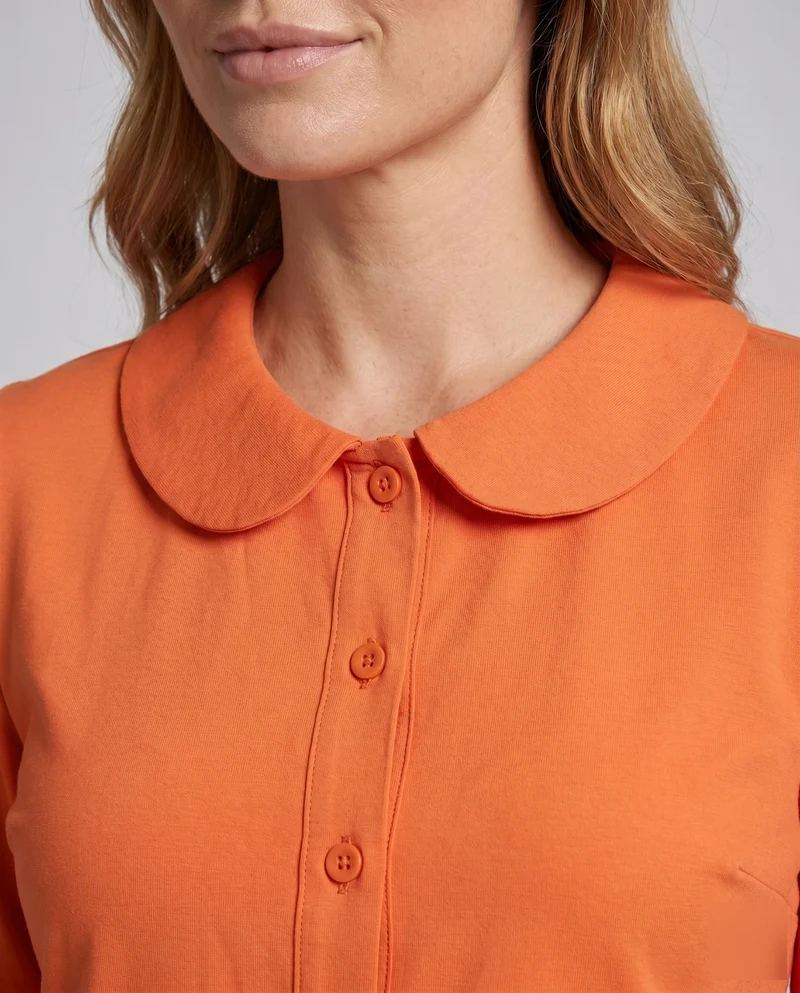 Damen luftige Bluse mit breitem Kragen und Knopfleiste