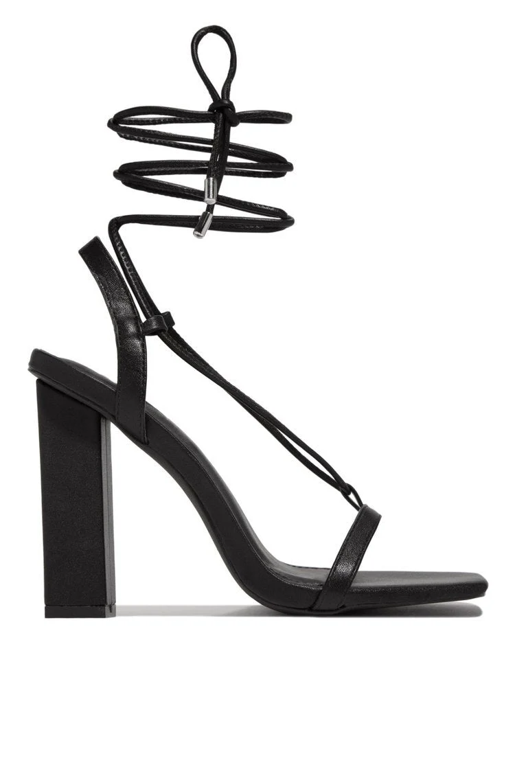 Damen nan filigrane Riemchensandalette mit quadratischer Zehenbox und knöchelbindendem Wickelriemen