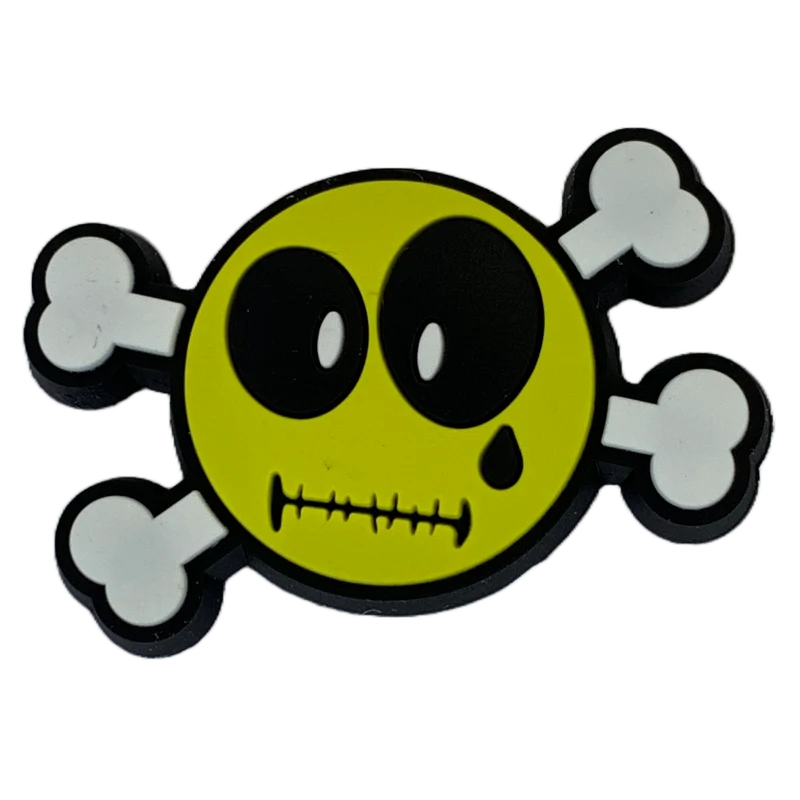 Crocs Jibbitz Smiley World Zombie-Smiley mit Knochen-Anhänger