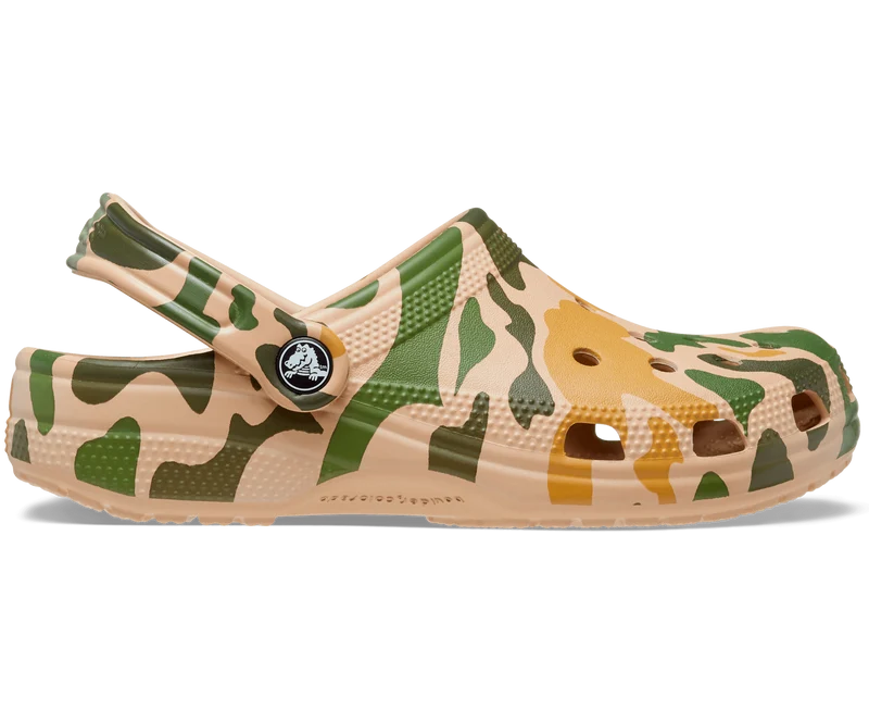 Crocs Klassischer, bedruckter Unisex-Camouflage-Clog – Chai / Tan
