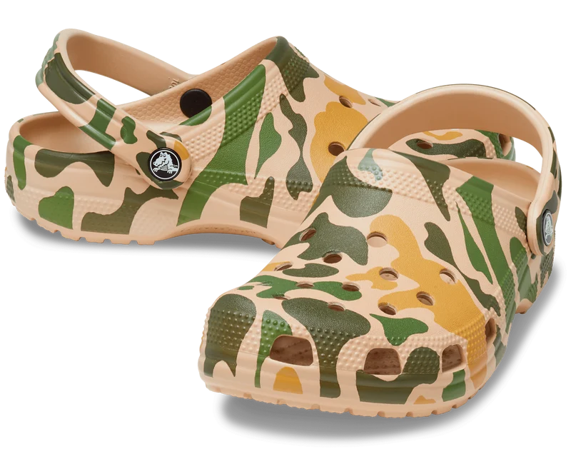 Crocs Klassischer, bedruckter Unisex-Camouflage-Clog – Chai / Tan