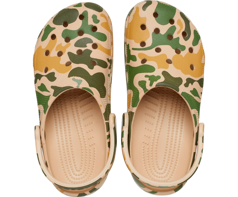 Crocs Klassischer, bedruckter Unisex-Camouflage-Clog – Chai / Tan