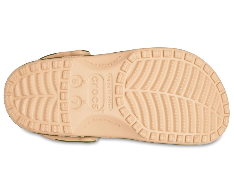 Crocs Klassischer, bedruckter Unisex-Camouflage-Clog – Chai / Tan