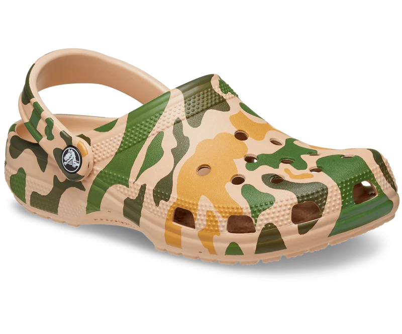 Crocs Klassischer, bedruckter Unisex-Camouflage-Clog – Chai / Tan